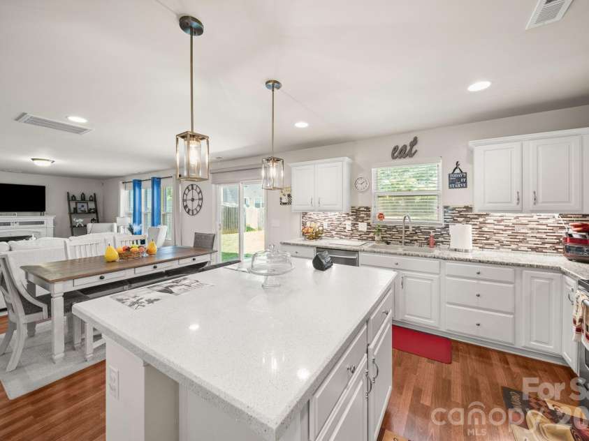 6514 Glenmoor Drive, Charlotte, NC 28214.  MLS# CAR4371744, YatesRealty ID 21626. 