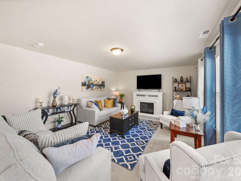 6514 Glenmoor Drive, Charlotte, NC 28214.  MLS# CAR4371744, YatesRealty ID 21626. 