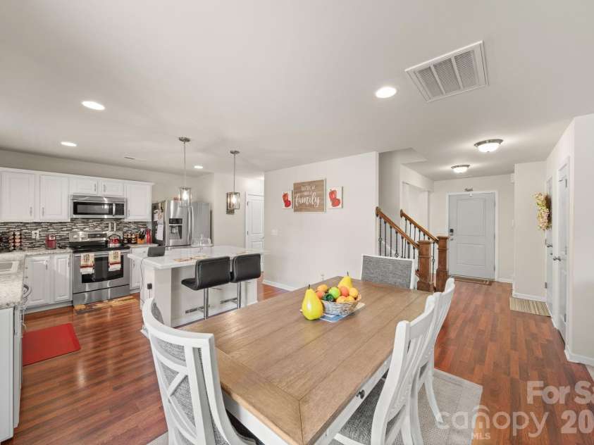 6514 Glenmoor Drive, Charlotte, NC 28214.  MLS# CAR4371744, YatesRealty ID 21626. 