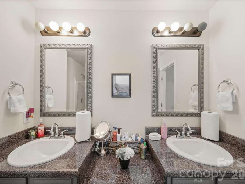 6514 Glenmoor Drive, Charlotte, NC 28214.  MLS# CAR4371744, YatesRealty ID 21626. 