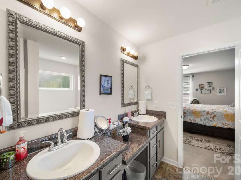 6514 Glenmoor Drive, Charlotte, NC 28214.  MLS# CAR4371744, YatesRealty ID 21626. 