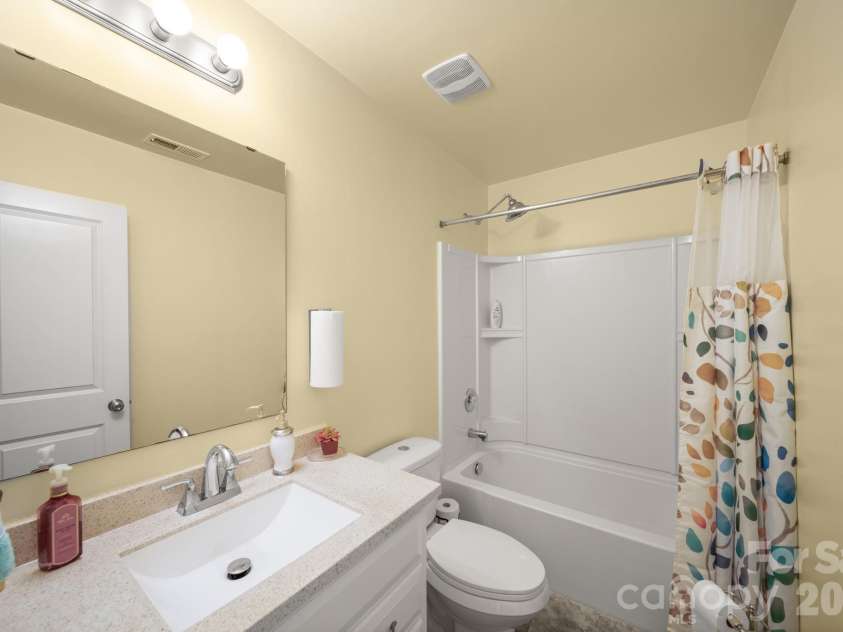 6514 Glenmoor Drive, Charlotte, NC 28214.  MLS# CAR4371744, YatesRealty ID 21626. 
