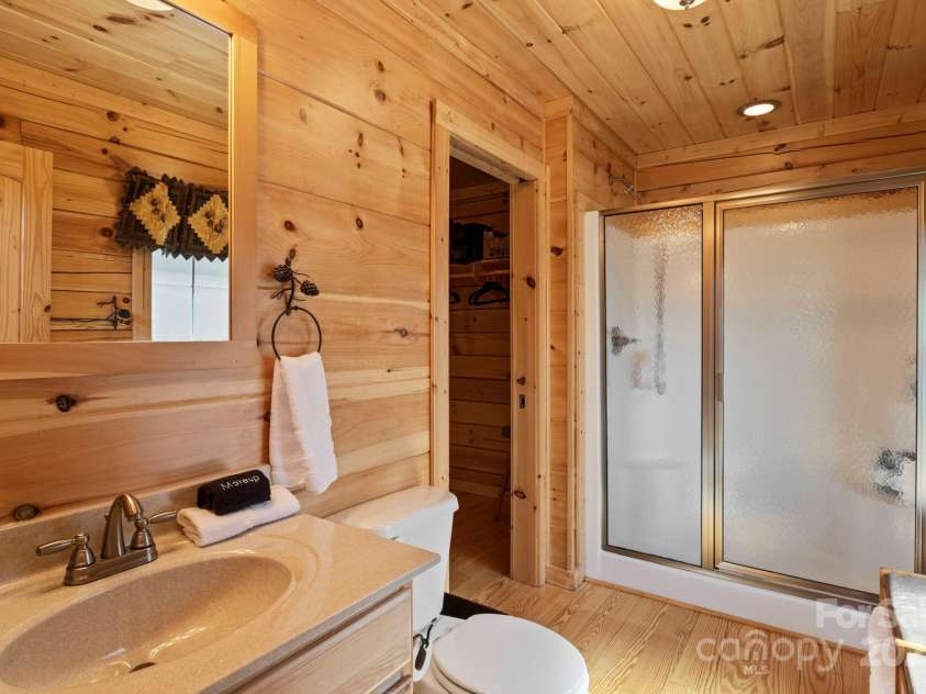 19 Frontier Court, Asheville, NC 28805.  MLS# CAR4254275, YatesRealty ID 21627. Main Level Full Bathroom