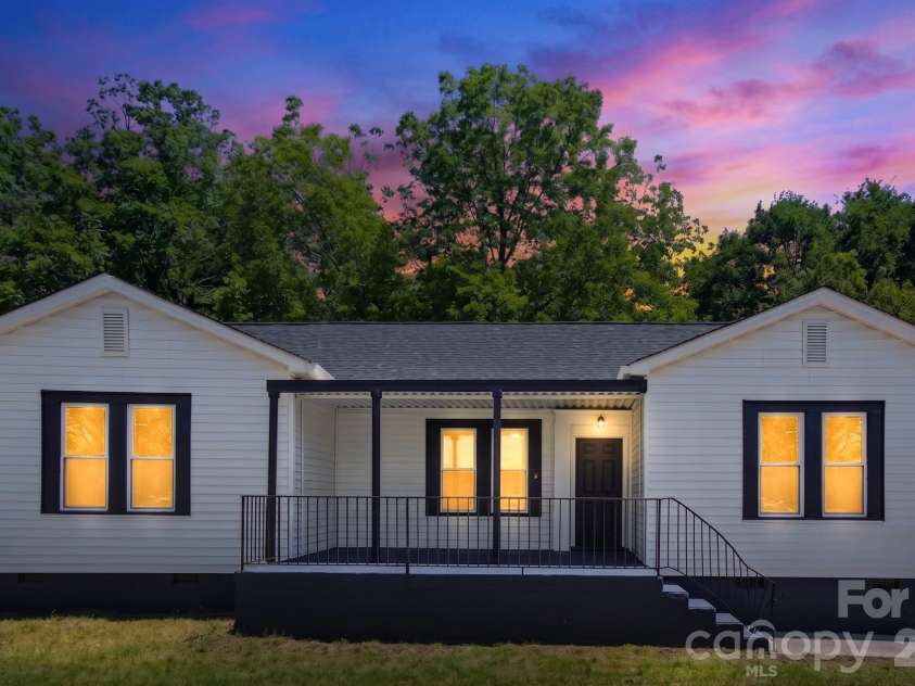 2622 Hemphill Street, Charlotte, NC 28208.  MLS# CAR4376285, YatesRealty ID 21628. 