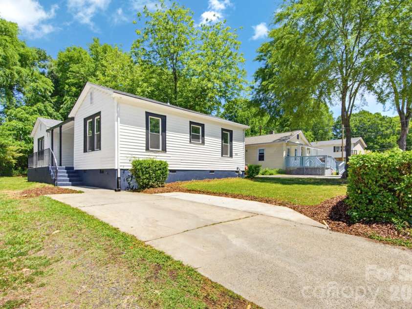 2622 Hemphill Street, Charlotte, NC 28208.  MLS# CAR4376285, YatesRealty ID 21628. 
