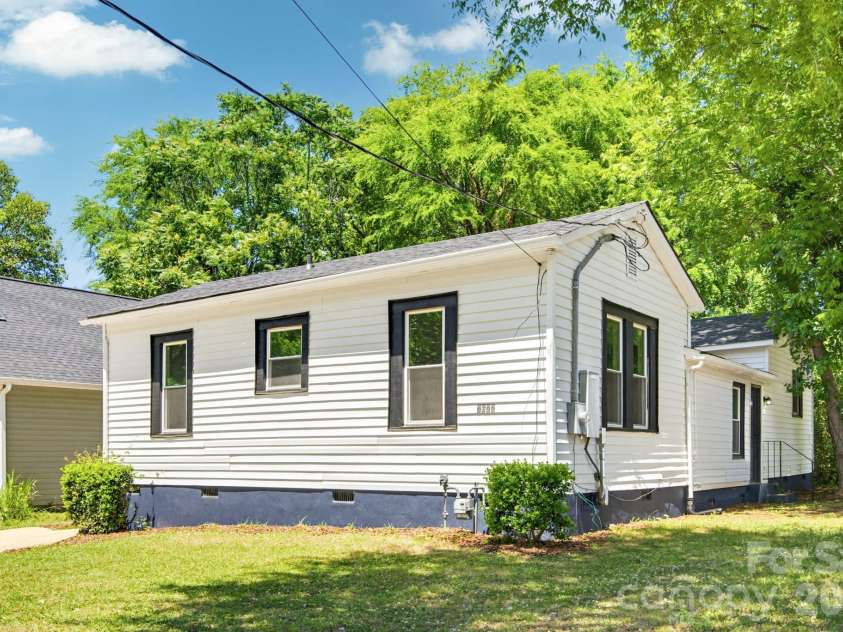 2622 Hemphill Street, Charlotte, NC 28208.  MLS# CAR4376285, YatesRealty ID 21628. 