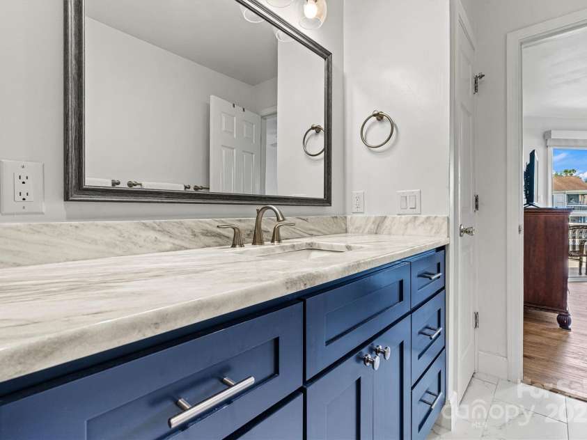 1038 Southwest Drive, Davidson, NC 28036.  MLS# CAR4268495, YatesRealty ID 21629. Beautiful primary bath