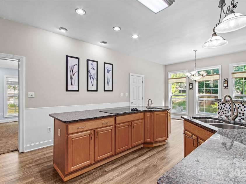 315 Wood Duck Loop, Mooresville, NC 28117.  MLS# CAR4268002, YatesRealty ID 2163. 315 Wood Duck Loop, Mooresville NC MLS 4268002 Waterfront. Large working kitchen with plenty of cabinets.