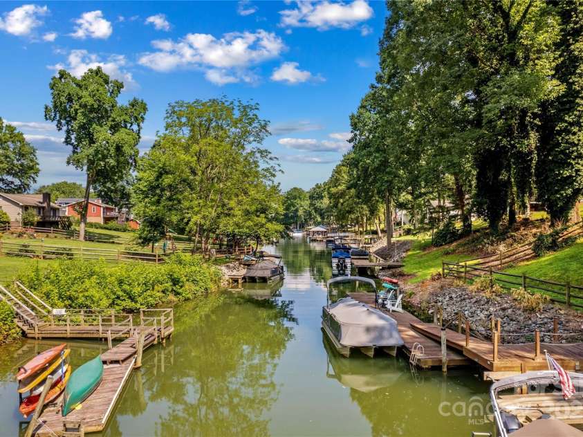 315 Wood Duck Loop, Mooresville, NC 28117.  MLS# CAR4268002, YatesRealty ID 2163. 315 Wood Duck Loop, Mooresville NC MLS 4268002 Waterfront on Lake Norman. Private cove
