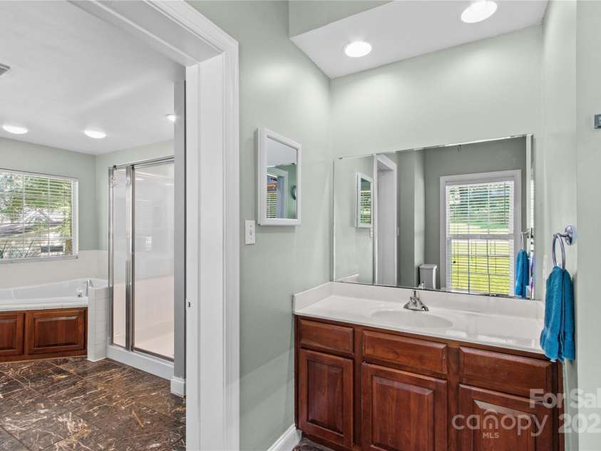 315 Wood Duck Loop, Mooresville, NC 28117.  MLS# CAR4268002, YatesRealty ID 2163. 315 Wood Duck Loop, Mooresville NC MLS 4268002 Waterfront. Primary bathroom.