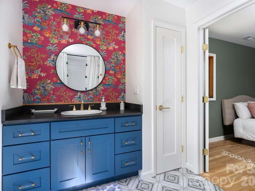 233 Bryant Ridge Drive, Swannanoa, NC 28778.  MLS# CAR4370197, YatesRealty ID 21632. 2nd full bath upstairs - fully updated 