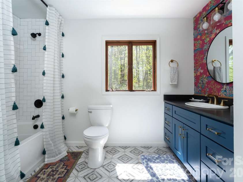 233 Bryant Ridge Drive, Swannanoa, NC 28778.  MLS# CAR4370197, YatesRealty ID 21632. 2nd full bath upstairs with bathtub