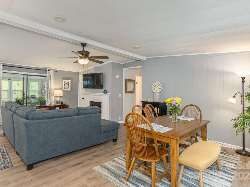 101 Cumberland Drive, Hendersonville, NC 28792.  MLS# CAR4262860, YatesRealty ID 21633. 
