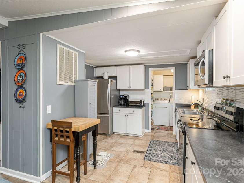101 Cumberland Drive, Hendersonville, NC 28792.  MLS# CAR4262860, YatesRealty ID 21633. 