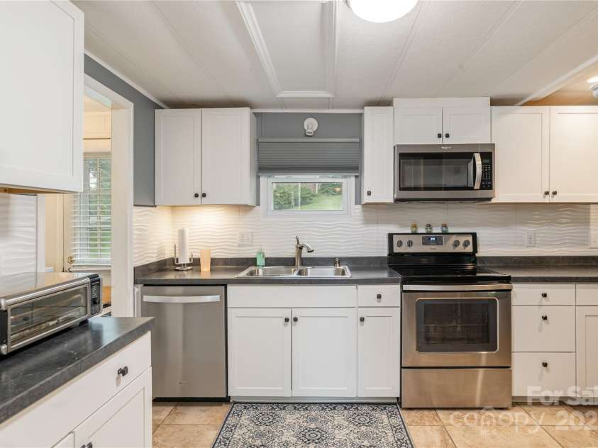 101 Cumberland Drive, Hendersonville, NC 28792.  MLS# CAR4262860, YatesRealty ID 21633. 