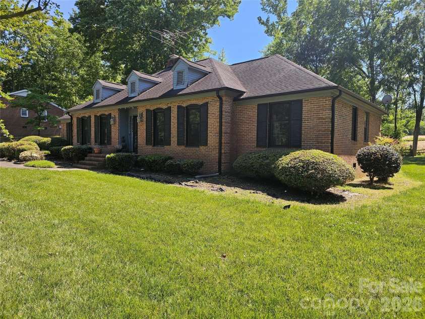 1108 Oak Hill Drive, Monroe, NC 28112.  MLS# CAR4379270, YatesRealty ID 21633. 