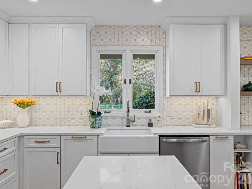 109 Sandy Shore Drive, Mooresville, NC 28117.  MLS# CAR4345257, YatesRealty ID 21636. 
