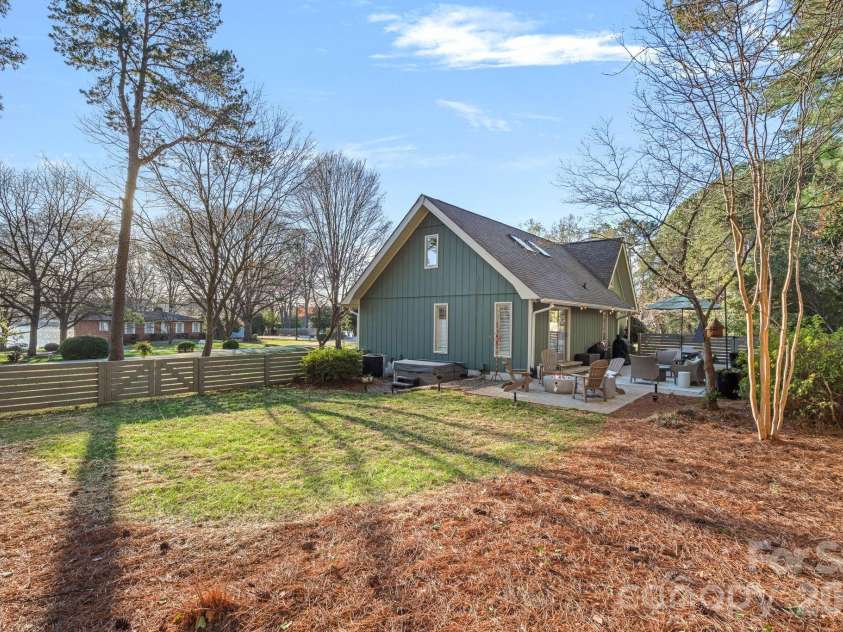 109 Sandy Shore Drive, Mooresville, NC 28117.  MLS# CAR4345257, YatesRealty ID 21636. 