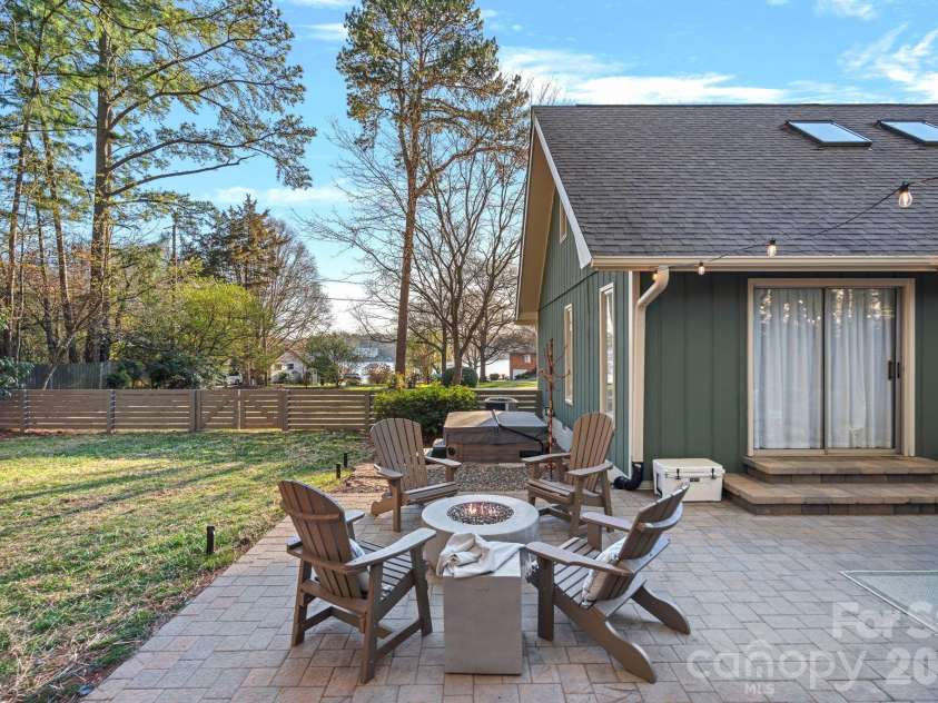 109 Sandy Shore Drive, Mooresville, NC 28117.  MLS# CAR4345257, YatesRealty ID 21636. 