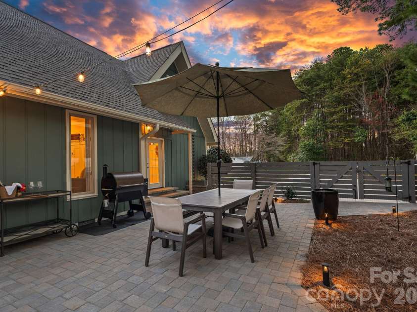 109 Sandy Shore Drive, Mooresville, NC 28117.  MLS# CAR4345257, YatesRealty ID 21636. 