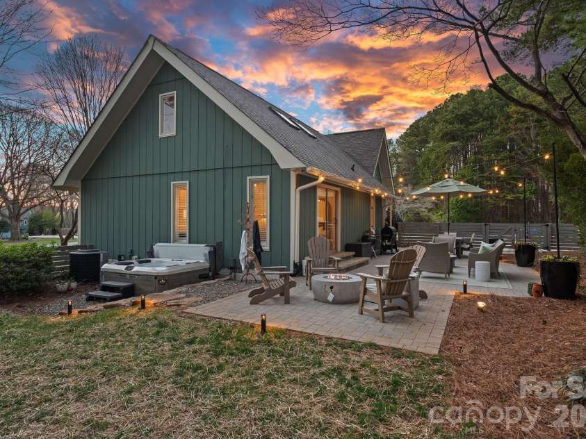 109 Sandy Shore Drive, Mooresville, NC 28117.  MLS# CAR4345257, YatesRealty ID 21636. 