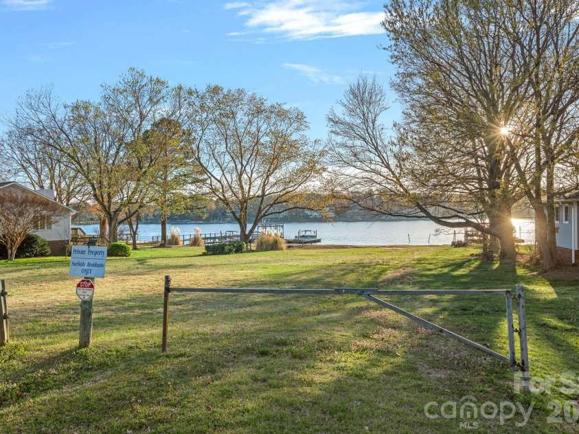 109 Sandy Shore Drive, Mooresville, NC 28117.  MLS# CAR4345257, YatesRealty ID 21636. 