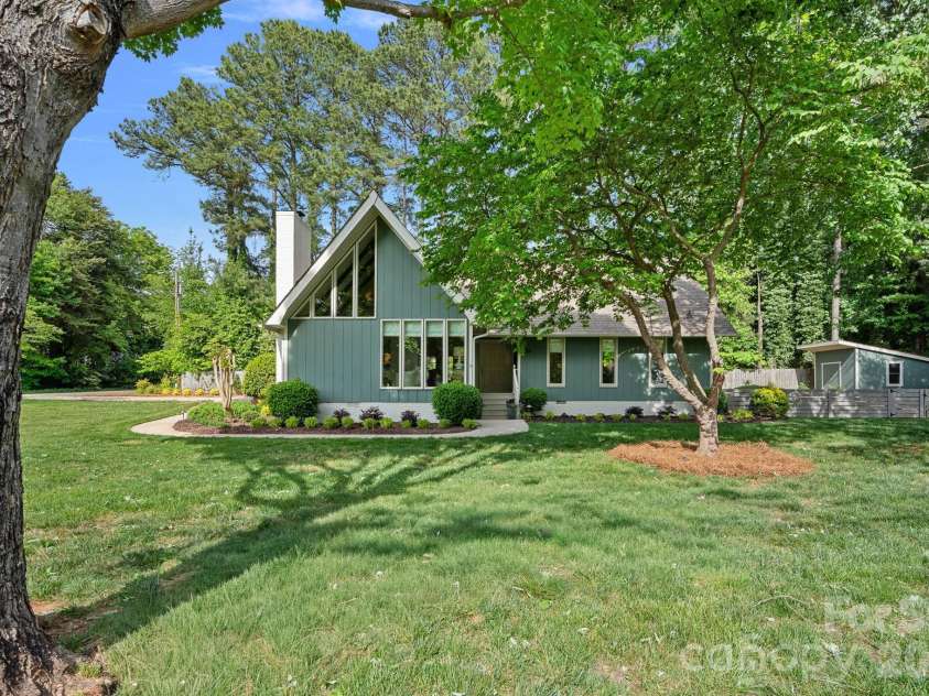 109 Sandy Shore Drive, Mooresville, NC 28117.  MLS# CAR4345257, YatesRealty ID 21636. 