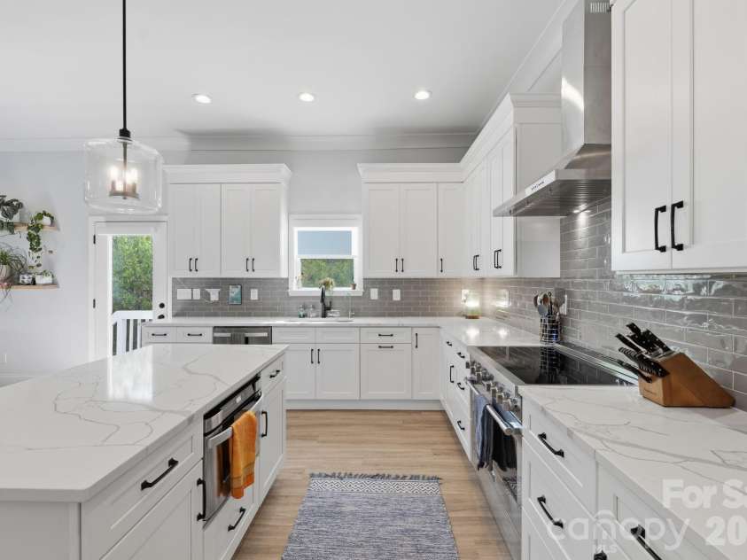 326 Belton Street, Charlotte, NC 28209.  MLS# CAR4367592, YatesRealty ID 21638. Kitchen