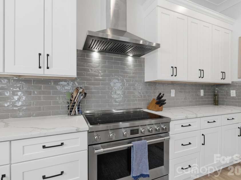 326 Belton Street, Charlotte, NC 28209.  MLS# CAR4367592, YatesRealty ID 21638. Kitchen