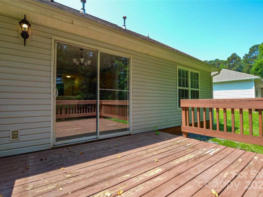 676 Rebecca Jane Drive, Mooresville, NC 28115.  MLS# CAR4270311, YatesRealty ID 21639. 