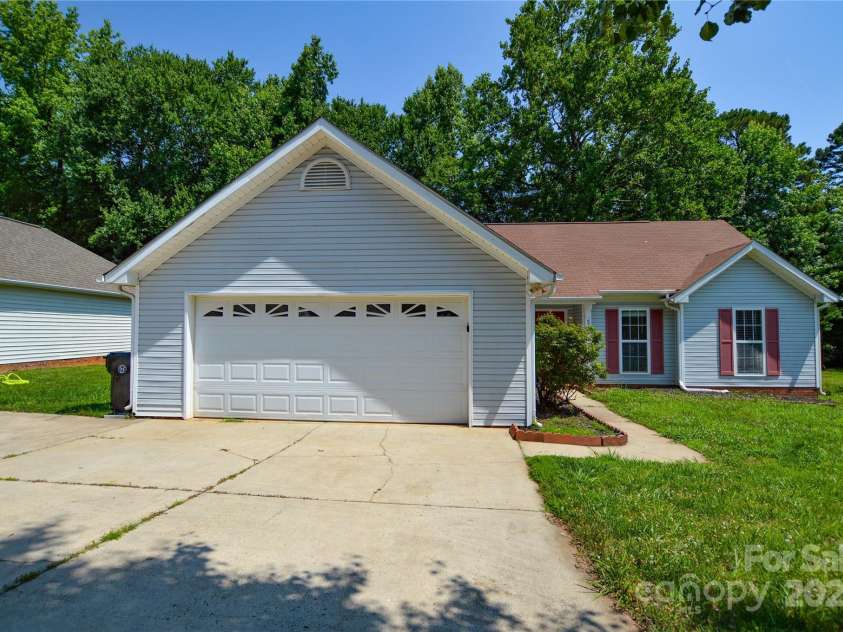 676 Rebecca Jane Drive, Mooresville, NC 28115.  MLS# CAR4270311, YatesRealty ID 21639. 