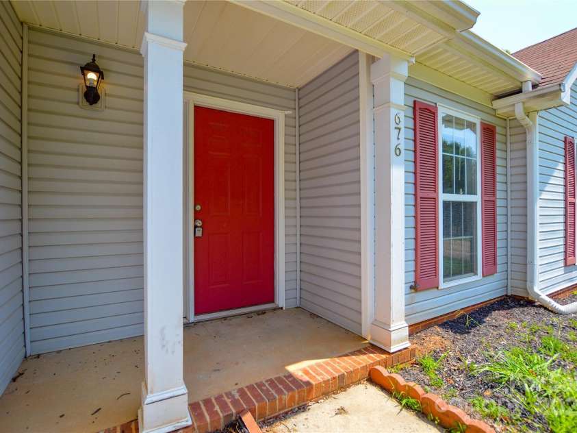 676 Rebecca Jane Drive, Mooresville, NC 28115.  MLS# CAR4270311, YatesRealty ID 21639. 