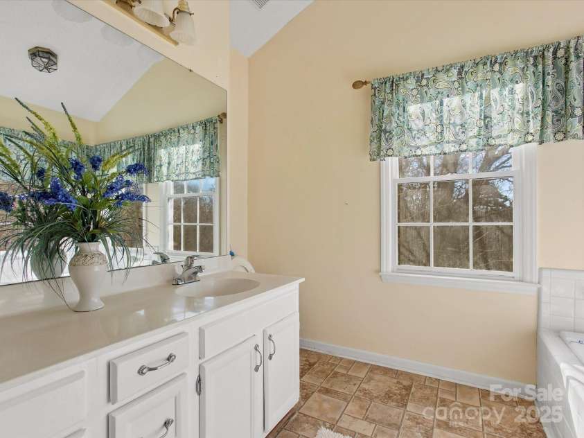 10700 Summitt Tree Court, Charlotte, NC 28277.  MLS# CAR4222227, YatesRealty ID 2164. Primary bathroom