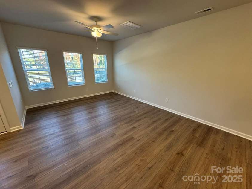 4750 Lakeview Road, Charlotte, NC 28216.  MLS# CAR4261325, YatesRealty ID 2164. Great Room