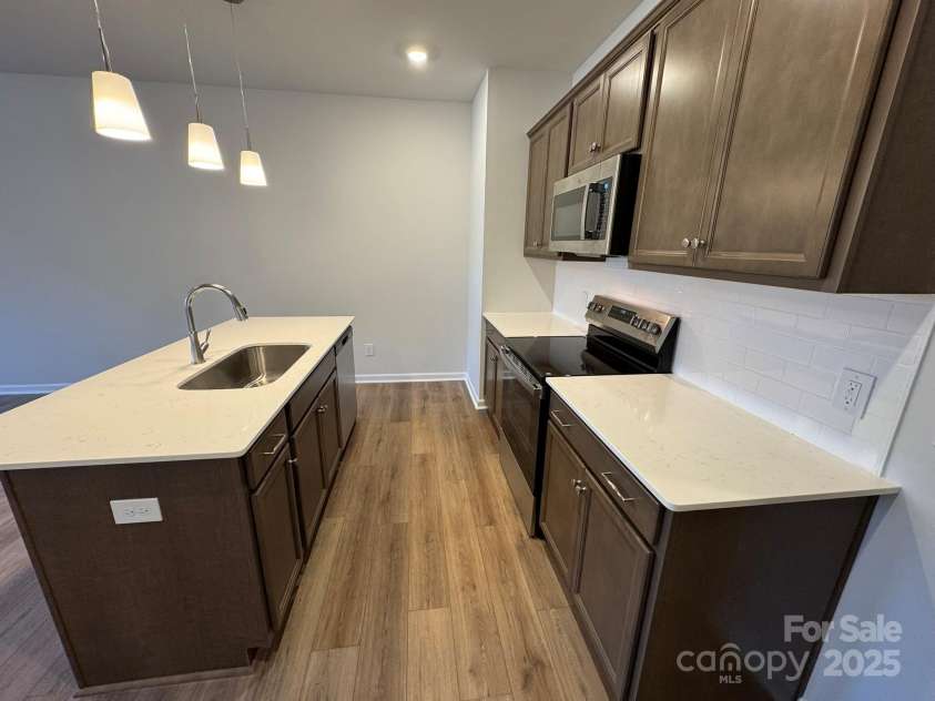 4750 Lakeview Road, Charlotte, NC 28216.  MLS# CAR4261325, YatesRealty ID 2164. Kitchen