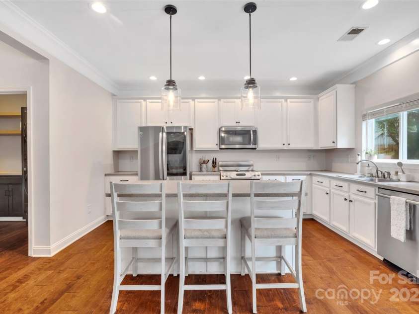 1225 Madison Green Drive, Fort Mill, SC 29715.  MLS# CAR4258843, YatesRealty ID 21640. Kitchen Island