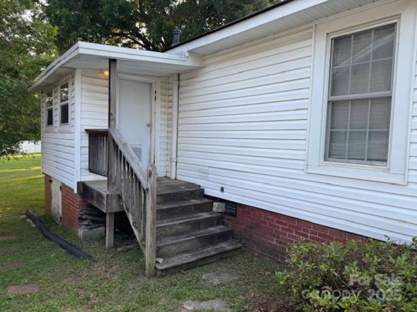 407 Mill Street, Landis, NC 28088.  MLS# CAR4268228, YatesRealty ID 21645. 