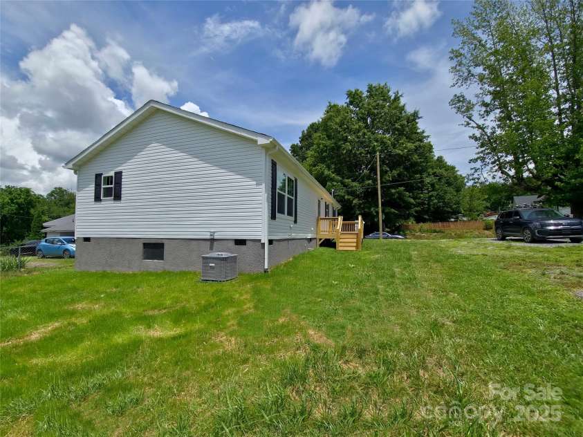 126 Fountain Way, Swannanoa, NC 28778.  MLS# CAR4273601, YatesRealty ID 21647. 