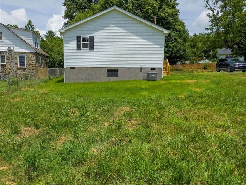 126 Fountain Way, Swannanoa, NC 28778.  MLS# CAR4273601, YatesRealty ID 21647. 