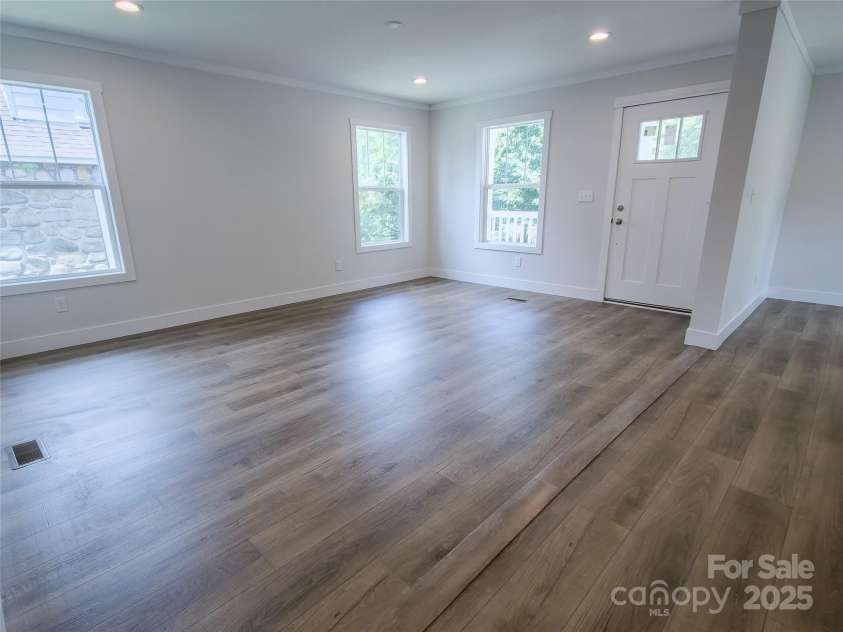126 Fountain Way, Swannanoa, NC 28778.  MLS# CAR4273601, YatesRealty ID 21647. Living Room