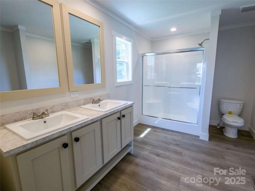 126 Fountain Way, Swannanoa, NC 28778.  MLS# CAR4273601, YatesRealty ID 21647. Primary bathroom