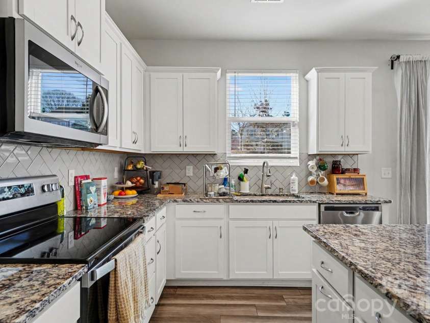 5608 Axil Lane, Charlotte, NC 28269.  MLS# CAR4349614, YatesRealty ID 2165. Kitchen