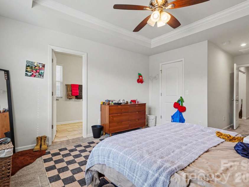 5608 Axil Lane, Charlotte, NC 28269.  MLS# CAR4349614, YatesRealty ID 2165. Primary Window Vantage