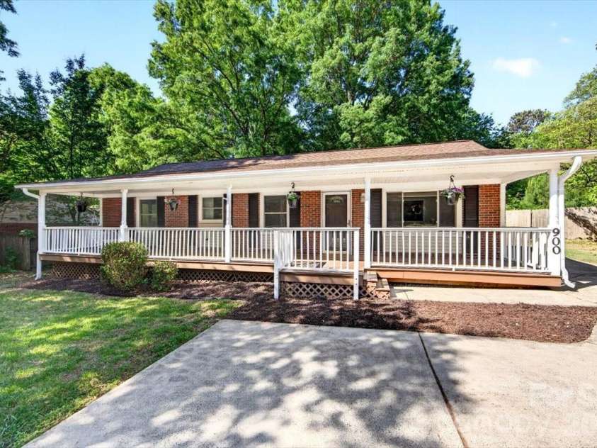 900 John Street, Matthews, NC 28105.  MLS# CAR4370115, YatesRealty ID 21650. 