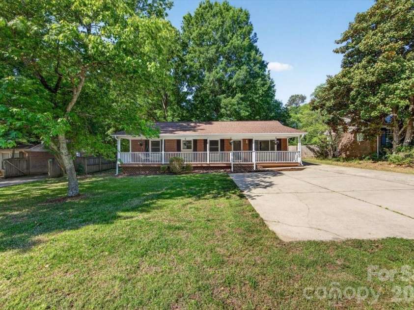 900 John Street, Matthews, NC 28105.  MLS# CAR4370115, YatesRealty ID 21650. 