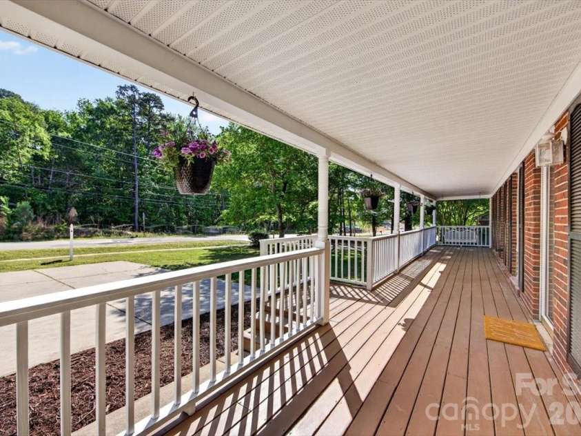 900 John Street, Matthews, NC 28105.  MLS# CAR4370115, YatesRealty ID 21650. 