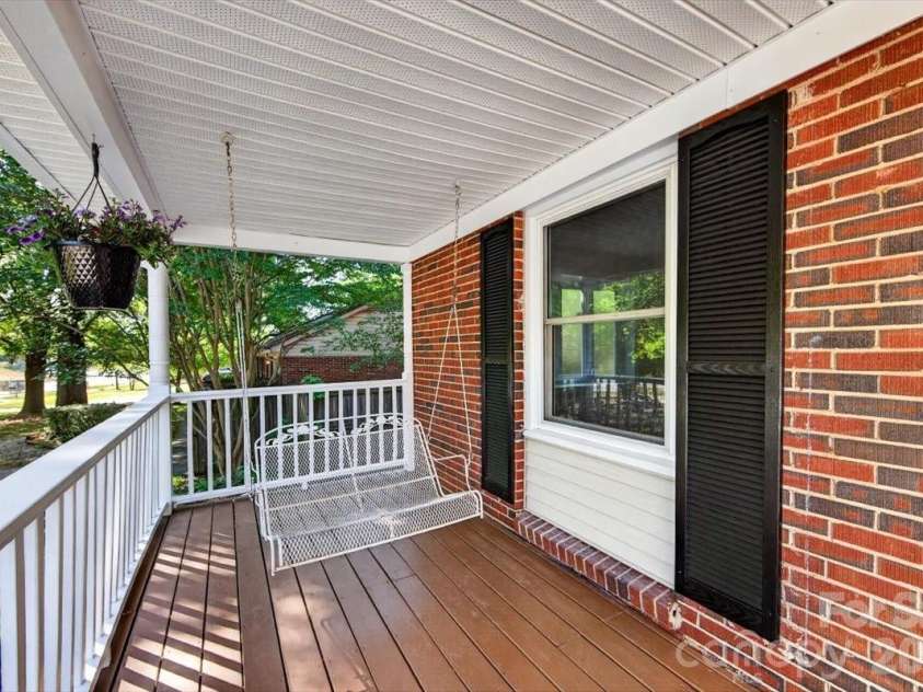 900 John Street, Matthews, NC 28105.  MLS# CAR4370115, YatesRealty ID 21650. 