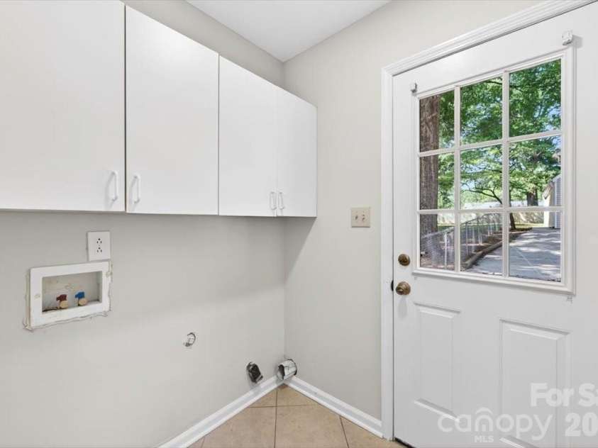 900 John Street, Matthews, NC 28105.  MLS# CAR4370115, YatesRealty ID 21650. 