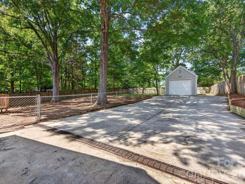 900 John Street, Matthews, NC 28105.  MLS# CAR4370115, YatesRealty ID 21650. 