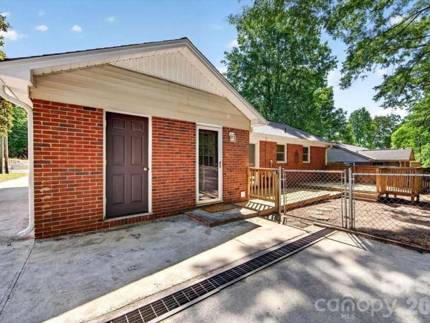 900 John Street, Matthews, NC 28105.  MLS# CAR4370115, YatesRealty ID 21650. 